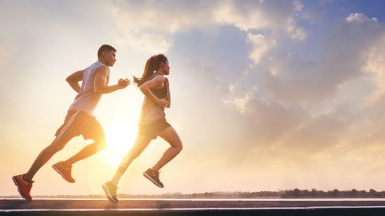 Chạy bộ thông minh: Làm gì để cơ thể không “bốc hỏa” khi trời nắng nóng
