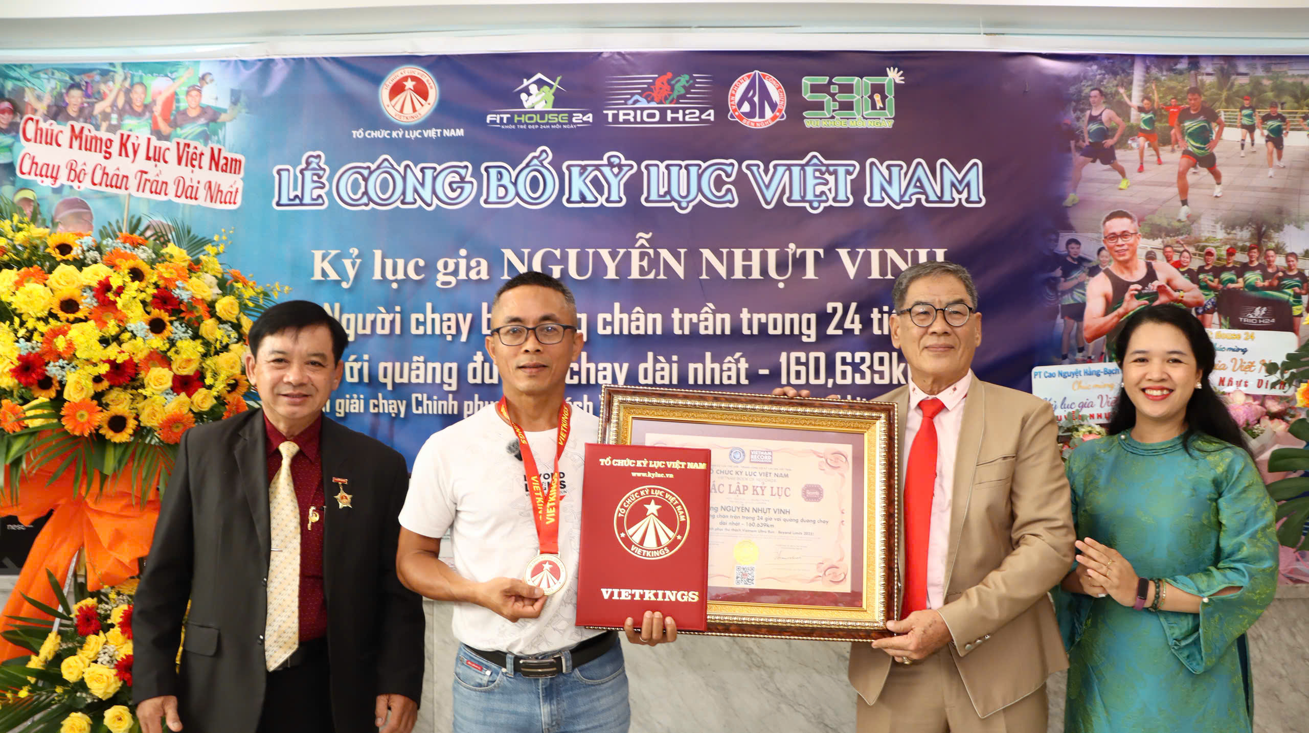 Runner Nguyễn Nhựt Vinh lập kỷ lục Việt Nam với 160,639 km chạy chân trần trong 24 giờ
